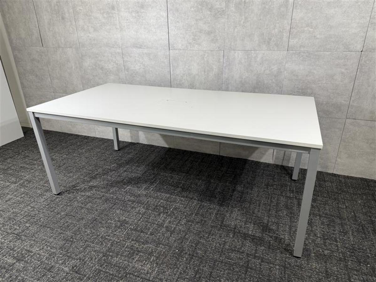 【★傷ありのため特別価格★】ミーティングテーブル　W1800mm（180cm）ホワイト　4本脚　会議　来客　休憩　ダイニング　中古家具　中古オフィス　九州最大級《オフィスバスターズ福岡博多店は、福岡を拠点として、日本全国へ中古オフィス用品・オフィス家具を提供しております》
                        その他シリーズ
                                    中古
            