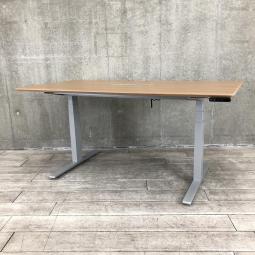 【電動で高さ調整可能・立ち姿勢を取り入れた新しいワークスタイルへ！】■オカムラ（okamura）製　スイフト（Swift）シリーズ　電動昇降デスク　昇降テーブル　平机　W1800×D900×H700～1250㎜　■配線カバー　■木目ナチュラル【弊社使用欄：A01038760】