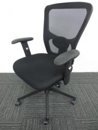 【夏場でも蒸れにくいメッシュチェア！　ランバーサポート付きなので体への負担も少なく快適に！】■TOKIO　■FCM-5　■ブラック　■ランバーサポート付き　■可動肘