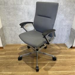 【西】　※※限定1脚入荷※※　肘にキズ有り　【オカムラ】デュークチェア　グレー 【チェア】【椅子】【イス】【事務椅子】【デスク】【机】【書庫】【書棚】【棚】【ラック】【収納】【格安】【安い】【メーカー】【レイアウト変更】【模様替え】