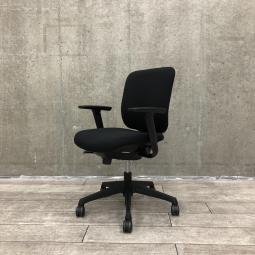 【関東倉庫在庫品】【低価格帯で機能がそろったオススメチェア！】■オカムラ製　CG-R　肘付ローバックチェア　■ブラック　■オススメ/人気/定番商品　【弊社使用欄：A00982749】【ECBMC】