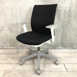 【関東倉庫在庫品】【様々な体格にフィットする快適な座り心地！】■オカムラ製　オムネス　肘付ハイバックチェア　■可動肘　■ブラック ×ホワイトシェル　■オススメ/人気/定番商品【弊社使用欄：A01011898】【ECBMC】