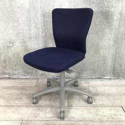 【関東倉庫在庫品】【スタンダードなオフィスチェア！ソフトなクッション性とホールド感を両立！】■オカムラ製　カロッツァ　肘無しローバックチェア　■ブルー　【弊社使用欄：A01007288】【ECBMC】