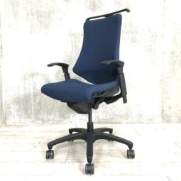 【三次元フォルムが腰にフィット！】■イトーキ　エフチェア　可動肘付　ネイビーブルー　ハンガー付　■姿勢の変化にフレキシブルに対応！