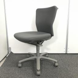【ワーキングチェアの定番モデル！スタンダードなデザインで快適な座り心地！】■オカムラ（okamura）製　カロッツァ（Carrozza）チェア 　肘無し　ローバックチェア　■ハンガー付　■グレー【弊社使用欄：A01032927 K】