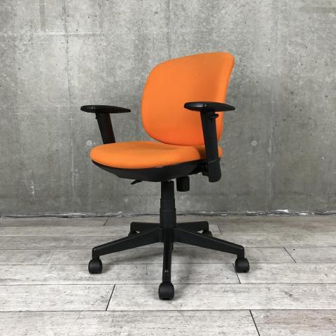 【在庫セール品・6脚限定】【T10】■プラス製 (PLUS) プリセア (Presea) 肘付ローバック ■可動肘 ■オレンジ × シェルホワイト / 脚・肘ブラック【シンプルなのに上質・座る人を選ばないフィット感!】