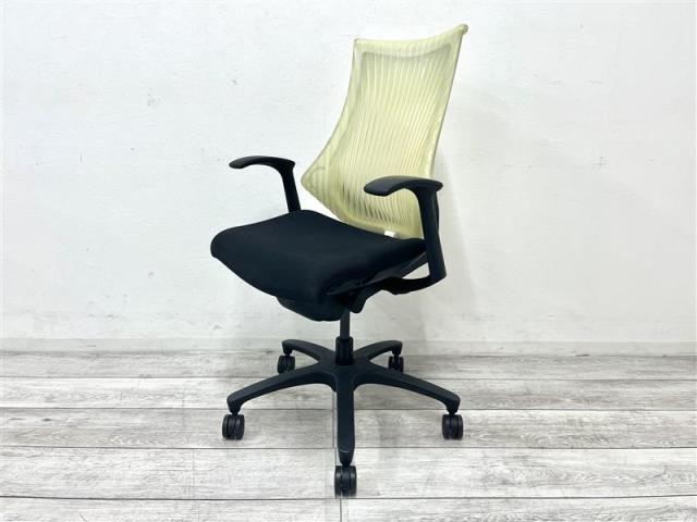 【定価約9万円】【姿勢の変化にフレキシブルに対応!座り心地も抜群な高機能チェア!】■イトーキ(ITOKI)製 エフチェア(f) エストラマータイプ 肘付ハイバック ■固定肘 ■ブラック ※背面日焼け有