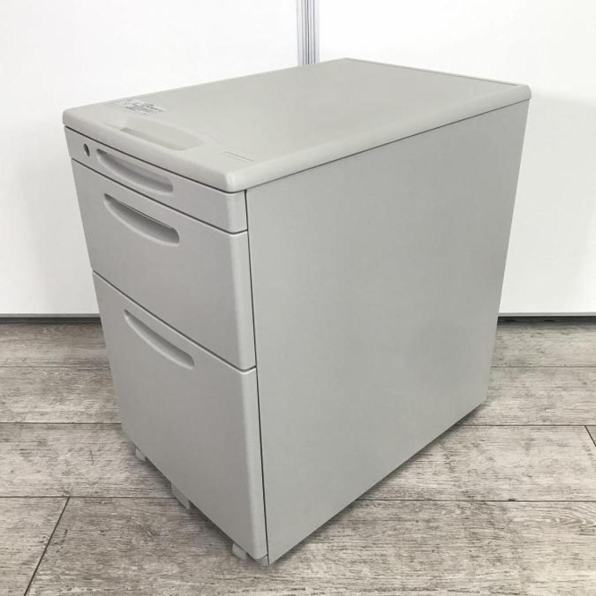 【天板の把手とキャスターで移動がらくらく！シンプルでスタンダードな3段ワゴン！】■オカムラ（okamura）製　SDシリーズ　3段ワゴン　デスクインワゴン　H610mm　■ニューグレー　■シリンダー錠【2510】弊社使用欄【A01038495】
                        SD
                                    中古
            