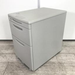 【天板の把手とキャスターで移動がらくらく！シンプルでスタンダードな3段ワゴン！】■オカムラ（okamura）製　SDシリーズ　3段ワゴン　デスクインワゴン　H610mm　■ニューグレー　■シリンダー錠【2510】弊社使用欄【A01038495】