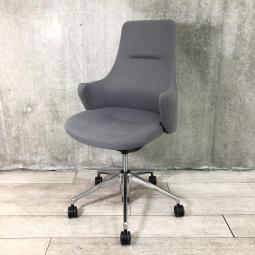 【働きやすく、居心地の良いオフィスへ！カジュアルかつ柔らかなデザインのライブスチェア入荷！】■オカムラ（okamura）製　ライブス（Lives）シリーズ　肘付　ミーティングチェア　■キャスター付　■グレー【オカムラの新シリーズ！】