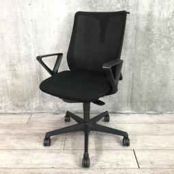 【関東倉庫在庫品】【背中を立体的に包み込む！】■オカムラ製　フルーエント　肘付ローバックチェア　■ブラック【弊社使用欄：A01008284】【ECBMC】