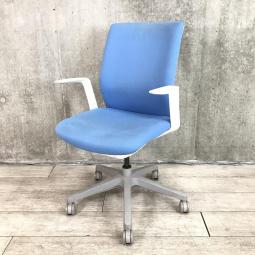 【関東倉庫在庫品】【ワークスタイルにフィットする、座る人を選ばないマルチパーパスシーティング】■オカムラ製　オムネス　肘付ローバックチェア　■ライトブルー【弊社使用欄：A01008895】【ECBMC】