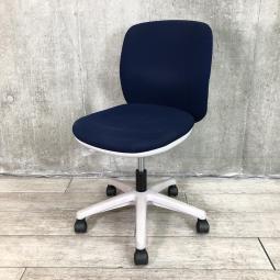 【関東倉庫在庫品】【シンプルでコンパクトな見た目が可愛らしい！小さめのデスクとも相性抜群！】■ウチダ製　エニーザ　肘無しローバックチェア　■ブルー　■オススメ/人気/定番商品　【弊社使用欄：A01009342】【ECBMC】