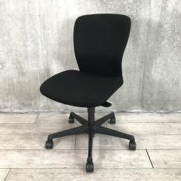 【関東倉庫在庫品】【快適なデスクワークを実現！身体を包み込むホールド感！】■オカムラ製　スラート　肘無しローバックチェア　■ブラック　■オススメ/人気/定番商品　【弊社使用欄：A01007284】【ECBMC】