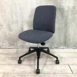 【関東倉庫在庫品】【カジュアルで優しいデザインとしっかりとした座り心地！】■オカムラ製　ライブス　肘無しローバックチェア　■ブルー【弊社使用欄：A01007809】【ECBMC】