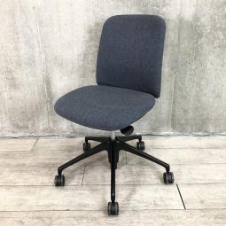 【関東倉庫在庫品】【カジュアルで優しいデザインとしっかりとした座り心地！】■オカムラ製　ライブス　肘無しローバックチェア　■ブルー　　【弊社使用欄：A01007811】【ECBMC】