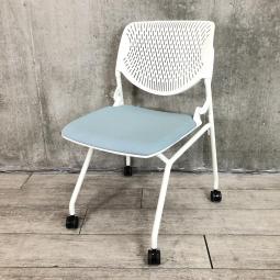 【関東倉庫在庫品】【フレキシブルに使える！便利なネスティングチェア！】■オカムラ製　ルナ　ネスティングチェア　■ライトブルー【弊社使用欄：A01009336】【ECBMC】