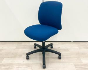 【コンパクトサイズで配置しやすい！】【丸くてかわいいフォルムのローコストチェア】■イトーキ（ITOKI）製　ボニートチェア（Bonito）　ローバック　肘無し　■ブルー×ブラックシェル【弊社使用欄：A01038292 K】