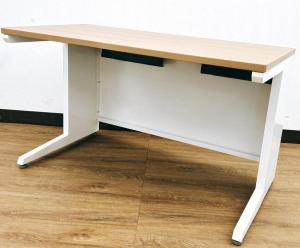 スタイリッシュなブラウン系の木目カラー!コンパクトな奥行で導線確保もできる人気平デスクが入荷!足元が広く使える引出無仕様!
■オカムラ/アドバンス/ネオウッドミディアム 平デスク W1100×D600mm