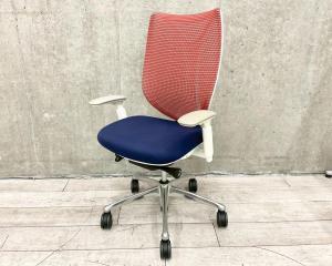 【在庫入替セール】【人間工学から生まれた最先端のワーキングチェア!】■オカムラ サブリナチェア 可動肘付 背:レッド / 座:ダークブルー ■流れるような美しいフォルム!姿勢に心地よくフィット!【T10】