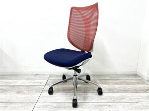 【人間工学から生まれた最先端のワーキングチェア！】■オカムラ　サブリナチェア　肘掛け無　背：レッド / 座：ダークブルー　■流れるような美しいフォルム！姿勢に心地よくフィット！【K10】
