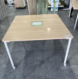 【関西倉庫在庫品】■イトーキ（ITOKI）製　アクティブフィールド（Active Field）　ワークテーブル　W1200×D1400㎜　■キャスター付き　■天板：ナチュラル/配線カバー：ホワイト【フレキシブルに使用可能なキャスター付きワークテーブル！】