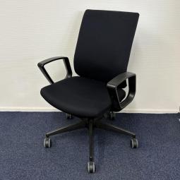 【細やかな姿勢変化に対応する座り込み抜群のチェア！】■コクヨ（KOKUYO）製　ウィザード（wizard）　肘付き　ハイバックチェア　■固定肘　■ブラック【コクヨのロングセラー商品！！】オフィスバスターズ　東大阪店