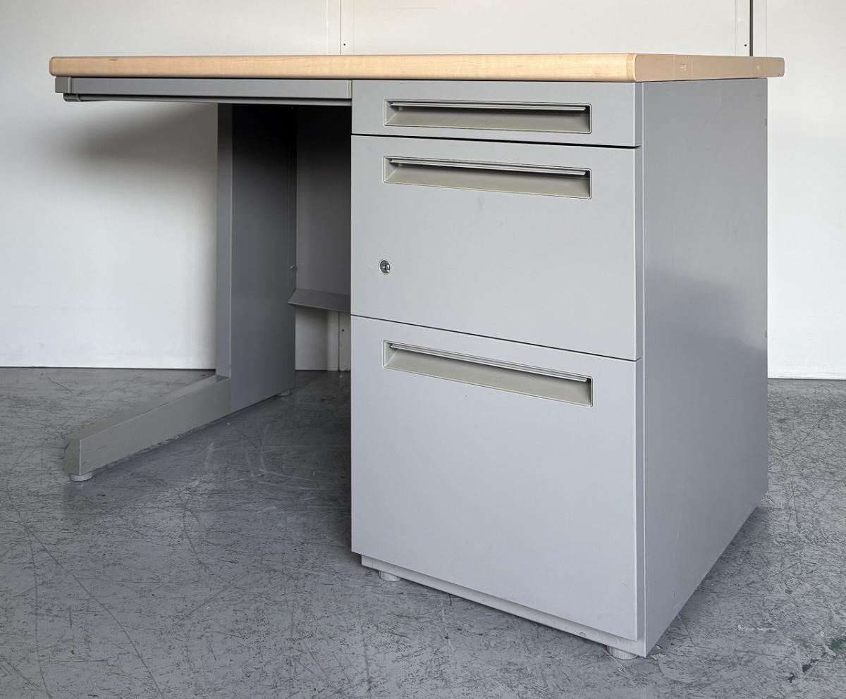 【在庫入替特価】【1台限定】【幅1000ｍｍのコンパクトサイズでもさすがの収納力！】■ウチダ（UCHIDA）製　フィード（FEED）　片袖机　W1000mm　■天板：ナチュラル調　本体：グレー　■シリンダー錠【K10】
                        FEED
                                    中古
            