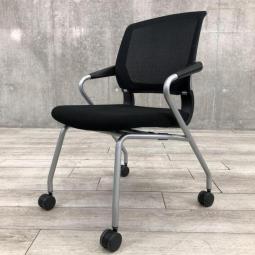 【19脚大量入荷】【背にフィットする快適メッシュ！横に積めて収納できるネスティングチェア！】■コクヨ（KOKUYO）製　サテリテチェア　肘付ミーティングチェア　■キャスター付　■背面メッシュ　■ブラック　【会議室・セミナールームにもおすすめ！】