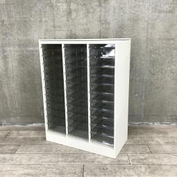 【定価約16万円】【書類・備品整理の必需品！即完売するレア品です！】■オカムラ（okamura）製　42収納システム　クリスタルトレー　ローキャビネット　■3列36段（浅型1段・深型11段）　■天板/ベース付き　■ホワイト