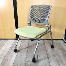 【在庫セール品・8脚限定】【T10】■オカムラ(okamura)製 グラータ (Grata) 肘無しミーティングチェア ネスティングチェア ■背面樹脂メッシュ ■座面:グリーン【スリット構造のシェルがワーカーを軽やかに受け止める!】