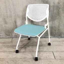 【関東倉庫在庫品】【フレキシブルに使える！使わない時は省スペースで収納可能！】■オカムラ製　ルナ　ネスティングチェア　■ライトブルー【弊社使用欄：A01008468】【ECBMC】