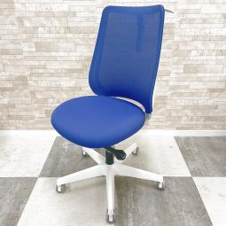 2022年販売開始の最新シリーズロット入荷！　オカムラ製　ポータム　potam　ブルー　ホワイトフレーム　背面メッシュ　　座面前後調整　肘無しハイバックチェア　オフィスバスターズ