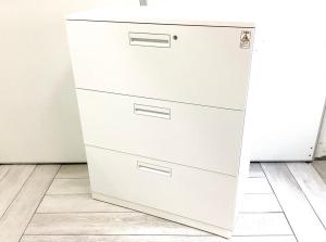 【在庫入替セール品】【収納力抜群の3段ラテラル書庫！A4書類が大量に収納可能！】■コクヨ（KOKUYO）製　エディア（EDIA）シリーズ　3段ラテラル　ローキャビネット　H1100㎜　■ホワイト　■シリンダー錠 【弊社使用欄：A01025912】