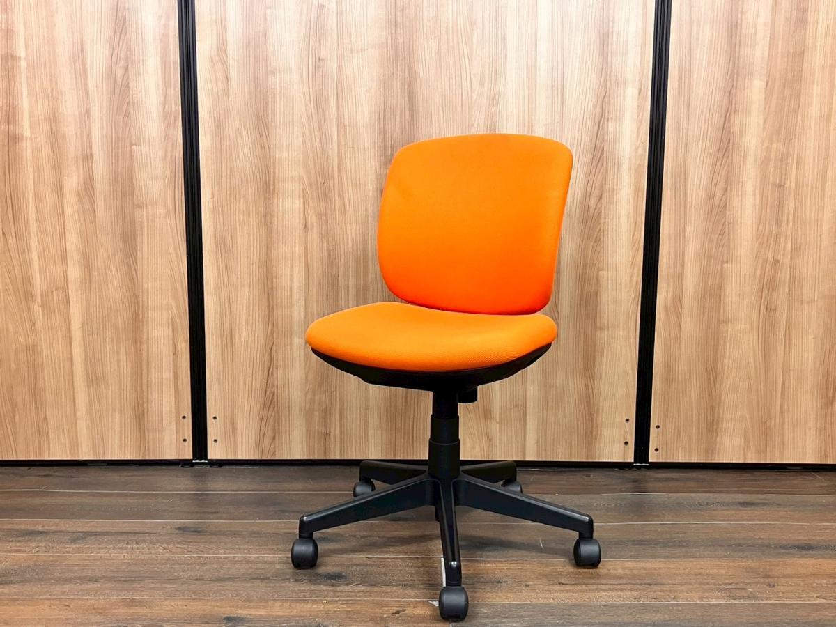 【シンプルなのに上質・座る人を選ばないフィット感！】■プラス製 (PLUS)　プリセア (Presea)　ローバック　肘付き　■肘無し　　■オレンジ × シェルホワイト / 脚・肘ブラック【AD】
                        Presea
                                    中古
            