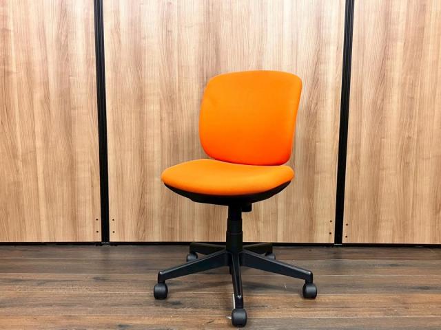 【中古】Presea  プラス（PLUS） 肘無ローバックチェア