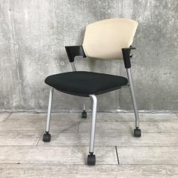 【シンプルスマートなスタッキングチェア！分厚いクッションで長時間でも快適な座り心地！】■コクヨ（KOKUYO）製　プロッティ（Protty）　スタッキングチェア　肘付ミーティングチェア　■固定肘　■キャスター付　■座面ブラック　背面ベージュ