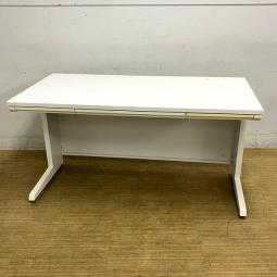 オカムラ　アドバンス-Sデスク　平机　センター引出し付　人気のホワイト天板　ゆったりめのサイズのW1400　配線孔2カ所　※樹脂部分に日焼けあり　【愛知・名古屋・豊田・静岡・浜松】