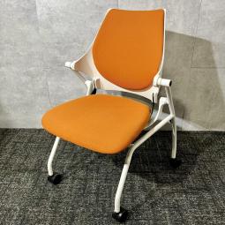 【在庫セール品・4脚限定】【T10】■イトーキ（ITOKI）製　イプサ（ipsa）シリーズ　肘無ネスティングチェア　キャスター付　■アンバーオレンジ × ホワイトシェル【ビタミンカラーではかどるミーティング！平行スタックで省スペース！】