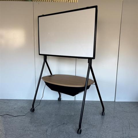 【1台限定】【ミーティングの必需品！テーブル付きのホワイトボード】■自立式脚付きホワイトボード　W1200×H1800㎜　キャスター付　コンセント　オフィスバスターズ東大阪店