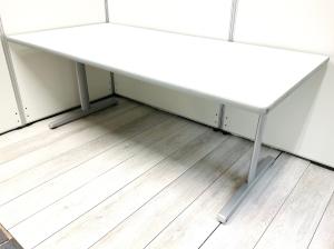 コミュニケーションの場を作り出すミーティングテーブル！オフィスシーンをスタイリッシュなシンプルデザイン！【
■オカムラ/8177シリーズ/ホワイト　横幅1800㎜ 奥行900㎜