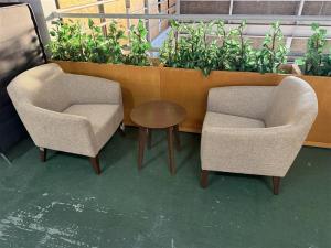 【省スペースでリフレッシュルームや待合に！】イトーキ　応接セット　テーブル×ソファ　レア　応接　リフレッシュ　休憩　木製　ブラウン　ベージュ　受付　商談　会議　面談　福岡　博多　天神　九州最大級《オフィスバスターズ福岡博多店は、福岡を拠点として、日本全国へ中古オフィス用品・オフィス家具を提供しております》