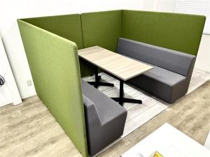 【定価約20万円以上】【ミーティングやちょっとした会議の際に便利な集中ワークブース！】■ブース/内田洋行/ベイクシリーズ　■パーテーショングリーン×ソファグレー　■センターテーブル/オカムラ/ライブス　■ナチュラル天板×ブラック脚　■リフレッシュルーム