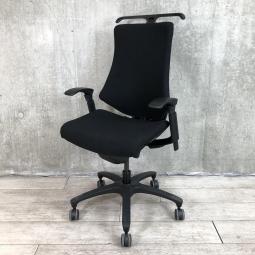 【厚めの座面が優しく包み込む！機能充実のハイパフォーマンスチェア！】■イトーキ（ITOKI）製　エフチェア（f）　肘付き　ハイバック　クロスバックタイプ　■可動肘・ハンガー付　■ブラック