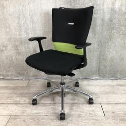 【人間工学に基づいた快適な座り心地！背あてのしなやかな曲線が背中にフィット！】■オカムラ（okamura）製　フィーゴ(feego)チェア　肘付きミドルバック　シームレスタイプ　■固定肘・ハンガー付　■ライムグリーン×ブラック
