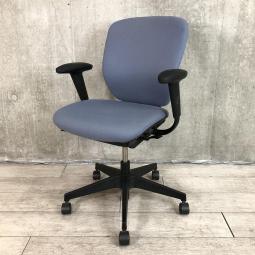 【一人ひとりにマッチする座り心地!ミドルクラスの定番チェア!】■イトーキ(ITOKI)製 プラオ(PRAO)チェア 肘付き ローバック ■固定肘・ランバーサポート付き ■ブルー×ブラックシェル
