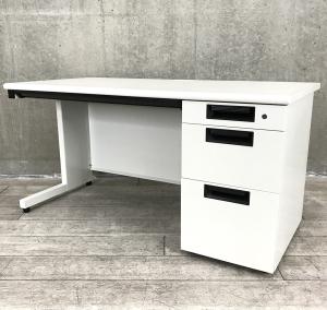 【スタンダードなデザインで使いやすい！】■プラス　片袖デスク　W1000×D700×H700mm　ホワイト　■スッキリとしたホワイトカラー！