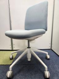 【在庫入れ替えセール】【カジュアルで優しいデザインとしっかりとした座り心地！】■オカムラ　 ライブス エントリーチェア (Lives Entry Chair)　ローバック　肘付き　■ツイル張地　5本脚　■グレー×ブラックフレーム 　■