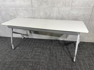 【W1800+D600で広々使用ができます!】コクヨ エピファイ サイドスタックテーブル ホワイト 幕板なし 会議用机 収納 折り畳みテーブル セミナー用 福岡 中古家具 安い 九州最大級《オフィスバスターズ福岡博多店は、福岡を拠点として、日本全国へ中古オフィス用品・オフィス家具を提供しております》