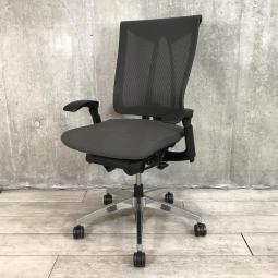 【座るとわかる快適さ・骨盤にしっかりフィットする!チェア自らが動き座る人の体を支える「おもてなし」の心を体現した高級チェア! 】■イトーキ製(ITOKI)製 セレーオチェア (celeeo) 肘付き ハイバック ■メッシュ背面 ■ブラック ■可動肘